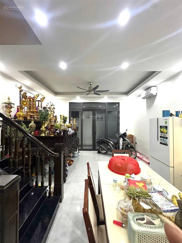 Bán nhà tại phố yên hòa, cầu giấy. khu dân trí cao. dt 31m2. mt 5m. xây 5 tầng mới. giá chào 8.5 tỷ
