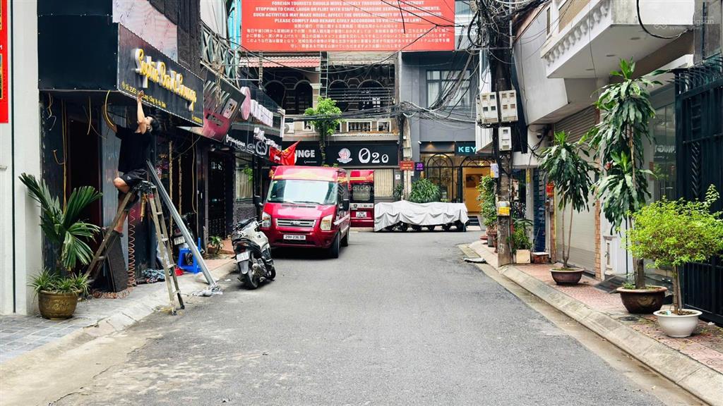 Cho thuê nguyên căn nhà số 22 ngõ 53 linh lang, 5 tầng, 10pn giá 40tr/th. 0917 331 ***
