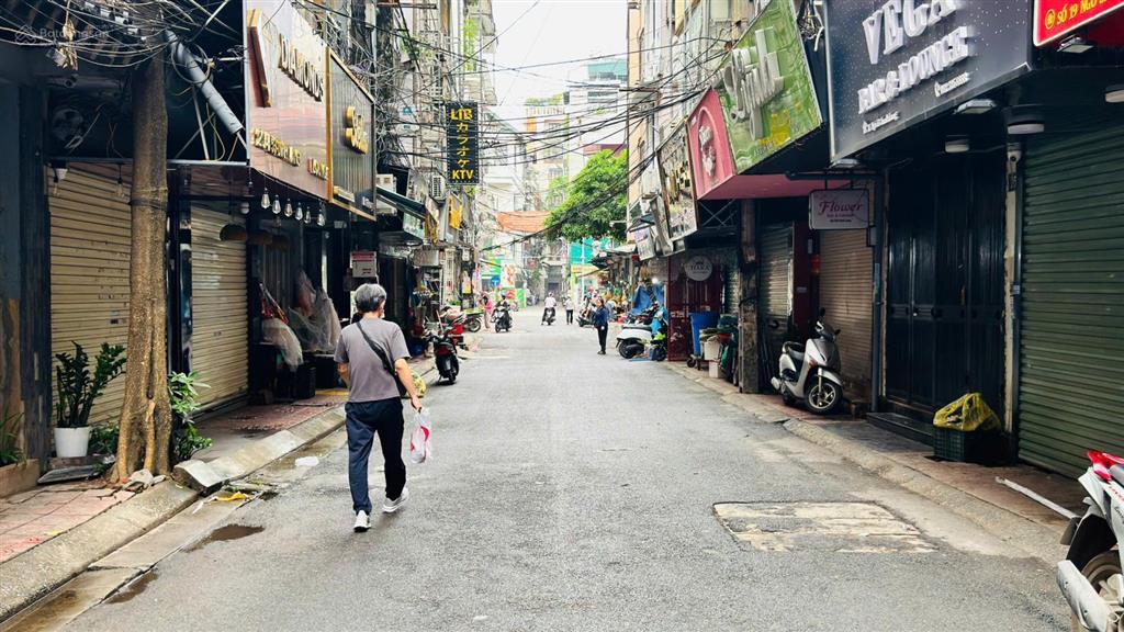 Cho thuê nguyên căn nhà số 22 ngõ 53 linh lang, 5 tầng, 10pn giá 40tr/th. 0917 331 ***