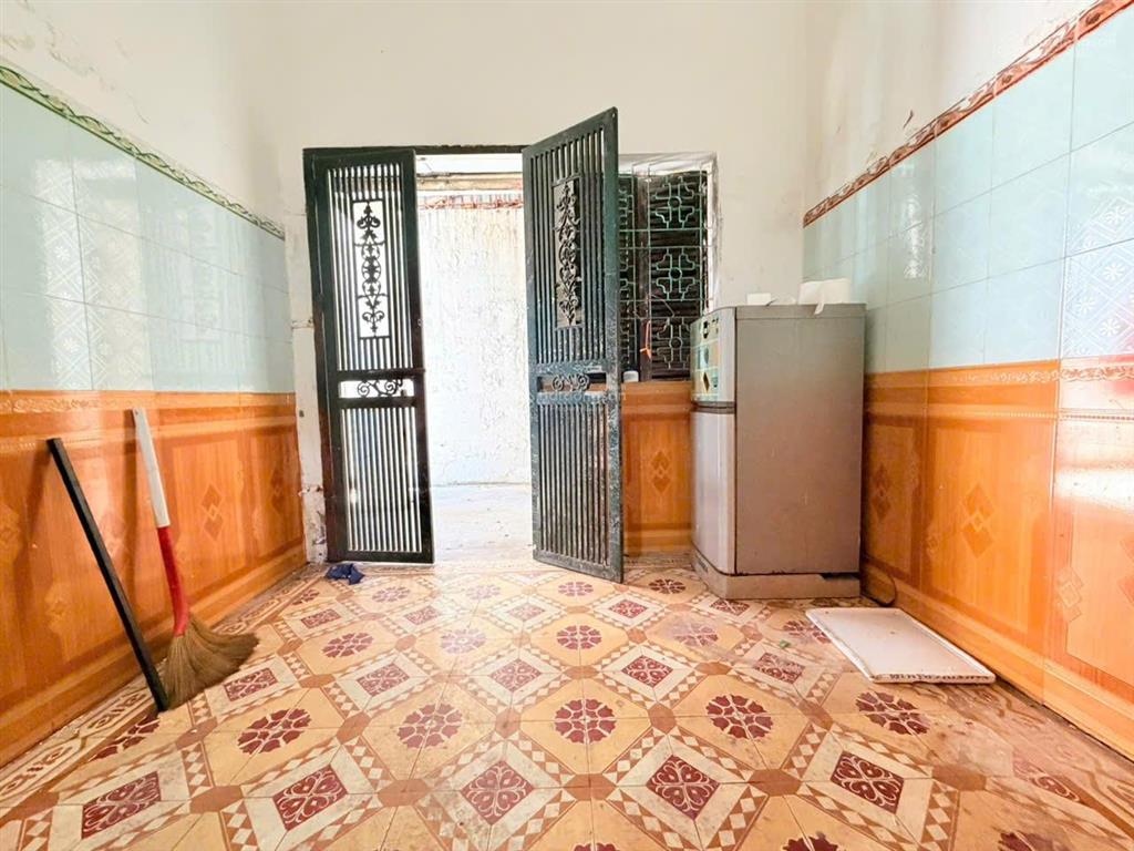 Bán nhà trường chinh đống đa, diện tích 18m2, mặt tiền 3,3m, nhà 2 tầng.