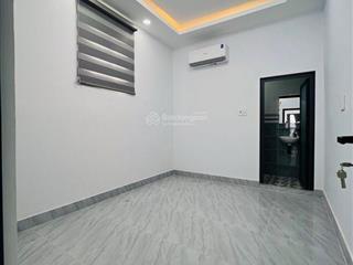 2pn lớn  có giếng trời  gần mặt tiền hẻm xe hơi  nhỉnh 5.x