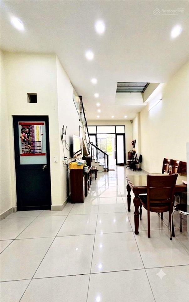 Bán nhà  dt 4,3 x 25 m (107m2)  1 trệt 1 lầu, 4pn  4wc, phòng khách, bếp, sân đậu xe hơi