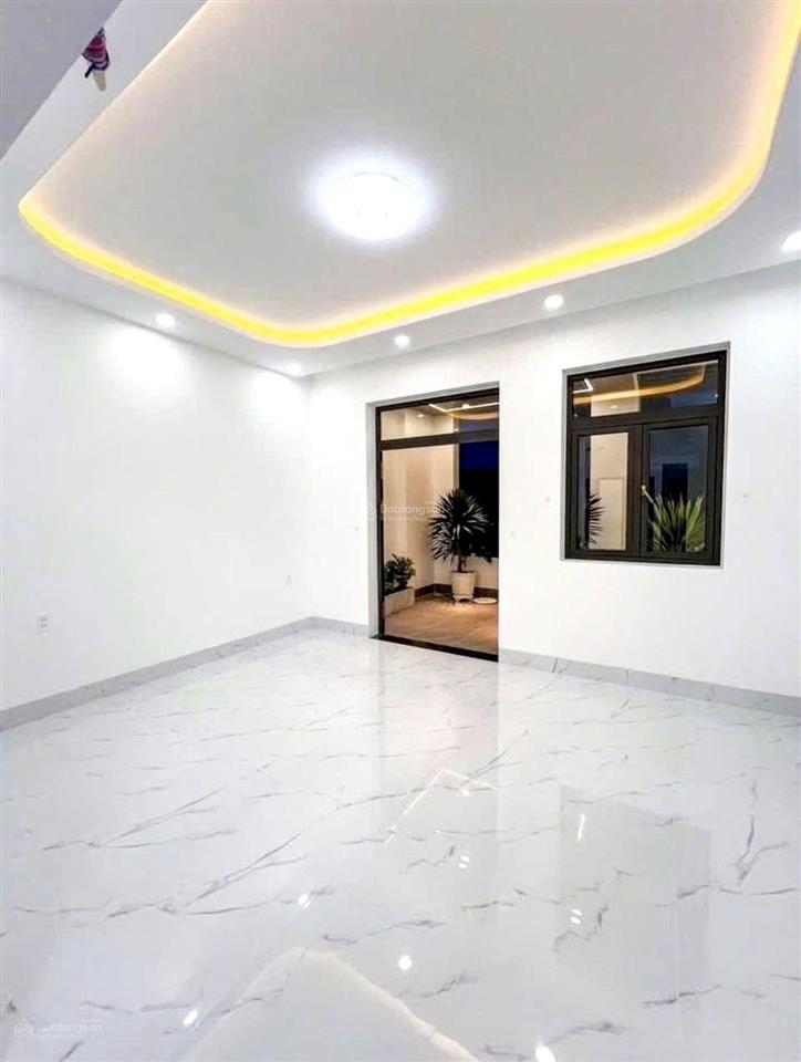 Diện tích lớn (4.5mx14m). 3 tầng. 3pn. nhỉnh 4 tỷ. an lạc, bình tân. trung tâm của những tiện ích.