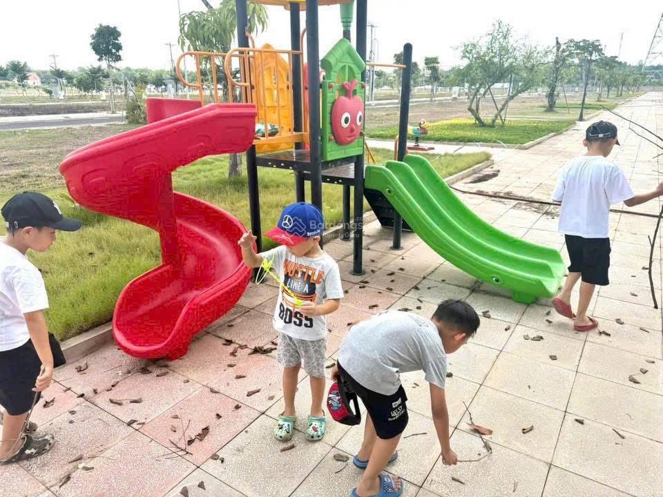 Nhà đẹp giá tốt 100m2 giá 2 tỷ 400 dọn vào ở ngay. đối diện kcn tân bình bàn giao full nt