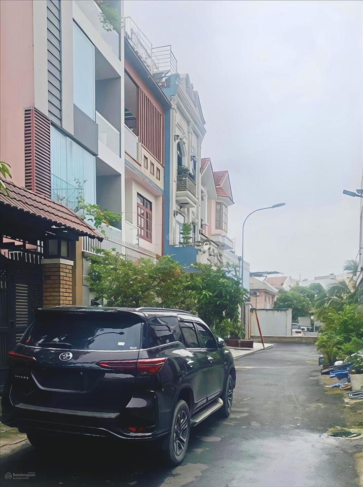 Nhà 3 tầng ô tô ngủ nhà ngay tô ngọc vân linh đông 9tỷ
