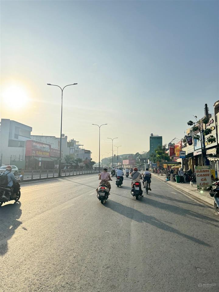 Mặt tiền dương quảng hàm q. gò vấp dt 87,2m trệt 2 lầu sân thượng giá tốt nhất khu vực