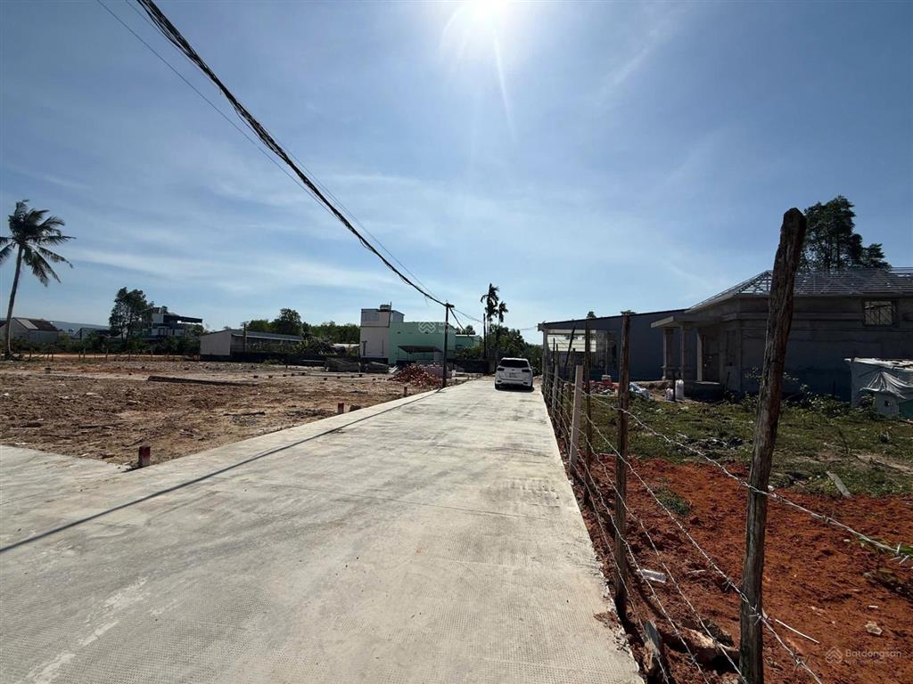 Bán lô đất ở 400m2, ngay đầu đường cây thông trong, cách tt dương đông 2km. đường ô tô 7m quá đẹp