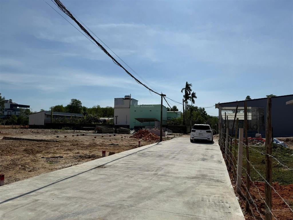 Bán lô đất ở 400m2, ngay đầu đường cây thông trong, cách tt dương đông 2km. đường ô tô 7m quá đẹp