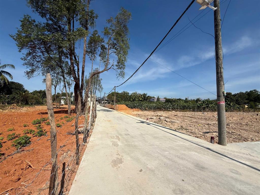 Bán lô đất ở 400m2, ngay đầu đường cây thông trong, cách tt dương đông 2km. đường ô tô 7m quá đẹp