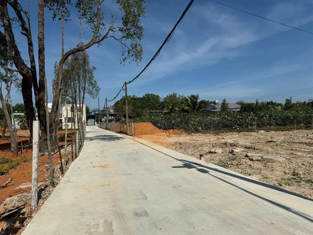 Bán lô đất ở 400m2, ngay đầu đường cây thông trong, cách tt dương đông 2km. đường ô tô 7m quá đẹp