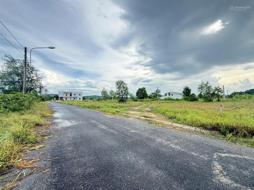 Bán lô đất 128m2 đường lưu thông, cực kỳ đẹp. da tái định cư suối lớn, cách biển 500m, giá cực tốt