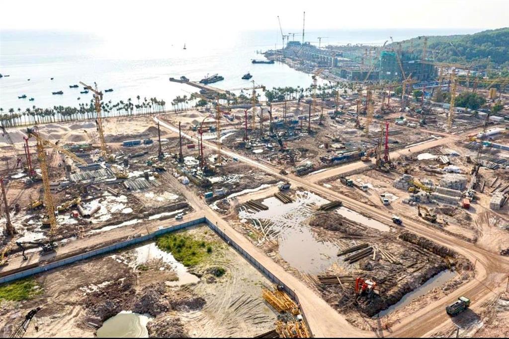 Bán lô 120m2, mặt đường trục chính 20m khu tđc suối lớn. gần công viên trung tâm 1.2ha, giá tốt