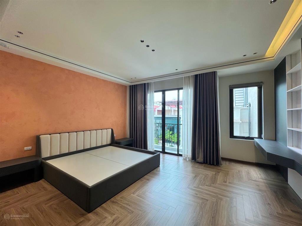 Nhà mới long biên, 50m², mt5.2m, 12.7 tỷ, 7 tầng thang máy, gara ô tô 7 chỗ