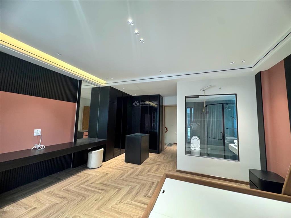 Nhà mới long biên, 50m², mt5.2m, 12.7 tỷ, 7 tầng thang máy, gara ô tô 7 chỗ