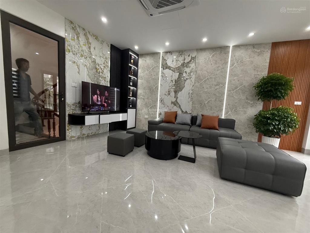 10,9 tỷ, nguyễn văn cừ  long biên, 6 tầng thang máy, mt 5m, ô tô, full nội thất