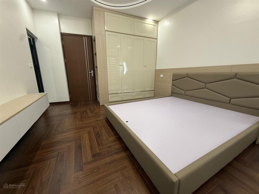10,9 tỷ, nguyễn văn cừ  long biên, 6 tầng thang máy, mt 5m, ô tô, full nội thất