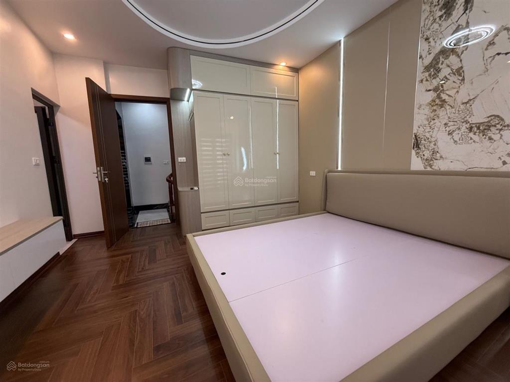 10,9 tỷ, nguyễn văn cừ  long biên, 6 tầng thang máy, mt 5m, ô tô, full nội thất