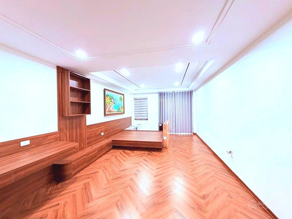 Nhà phố trạm  long biên, 58m2, 18.5 tỷ, 7 tầng thang máy gara ô tô,