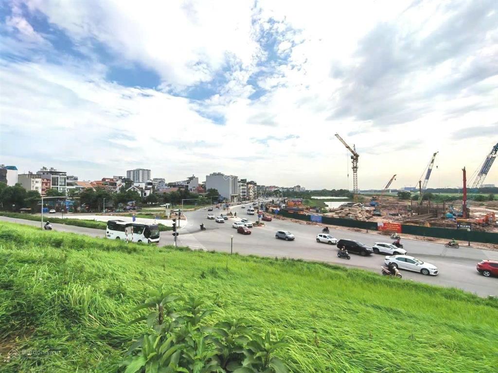 Hồng tiến, long biên, 32,8 tỉ, mt8,2m, nhà 5 tầng, phân lô ô tô tránh