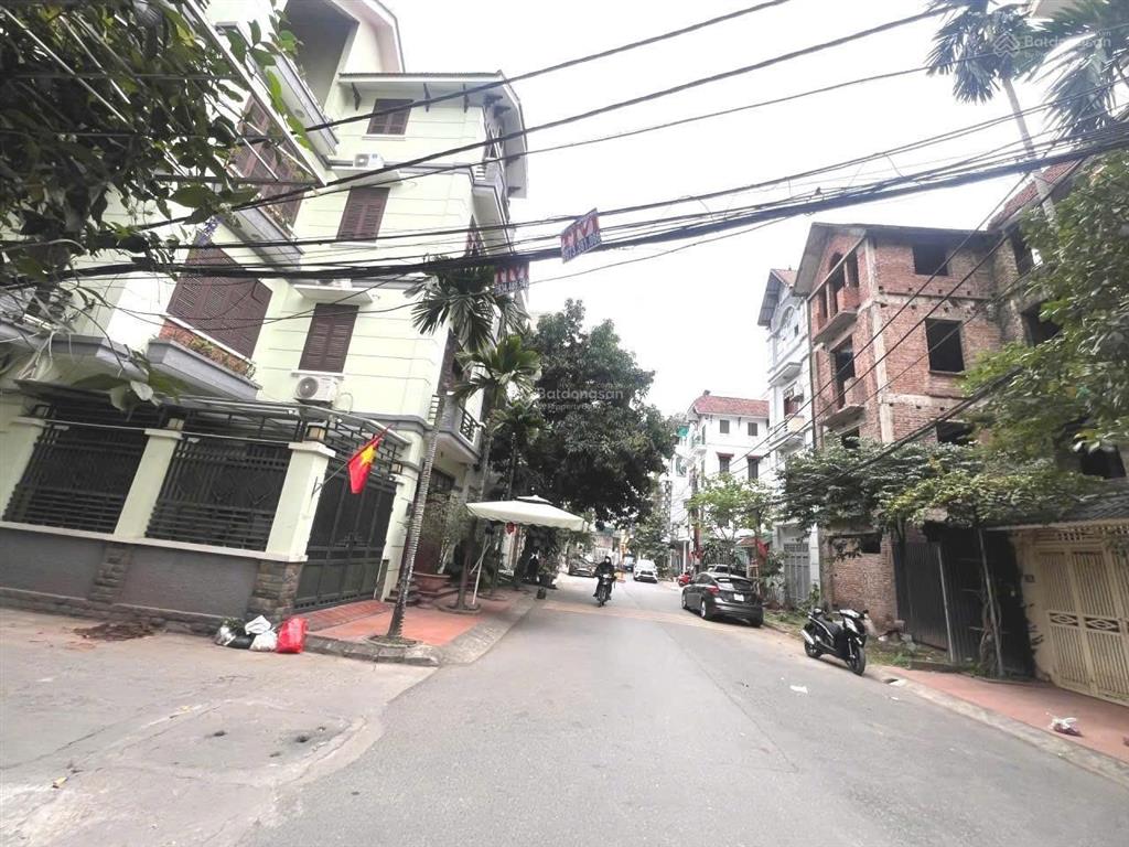 Hồng tiến, long biên, 32,8 tỉ, mt8,2m, nhà 5 tầng, phân lô ô tô tránh