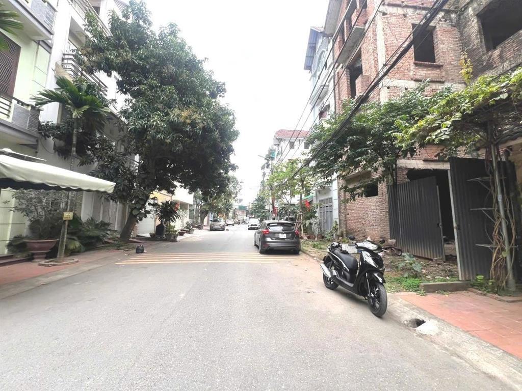 Hồng tiến, long biên, 32,8 tỉ, mt8,2m, nhà 5 tầng, phân lô ô tô tránh