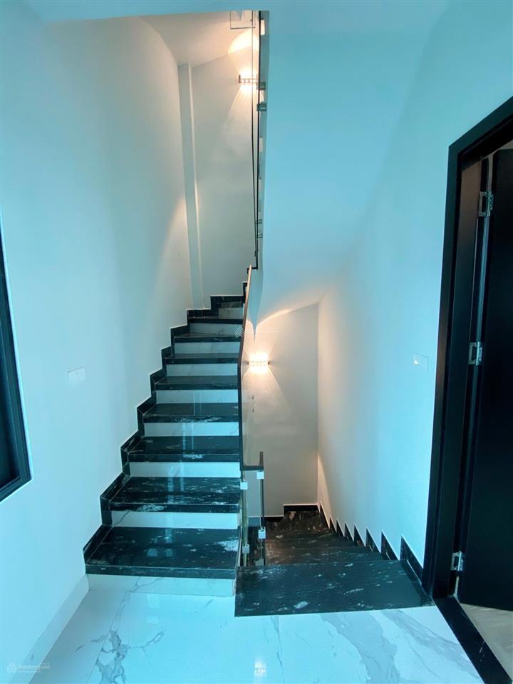 42m2, mặt tiền 6.1m, giá chào 11.9tỷ, 7 tầng thang máy, gara ôtô, full nội thất