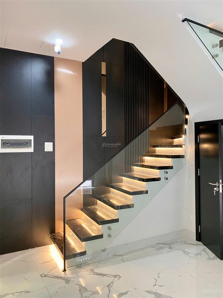 42m2, mặt tiền 6.1m, giá chào 11.9tỷ, 7 tầng thang máy, gara ôtô, full nội thất