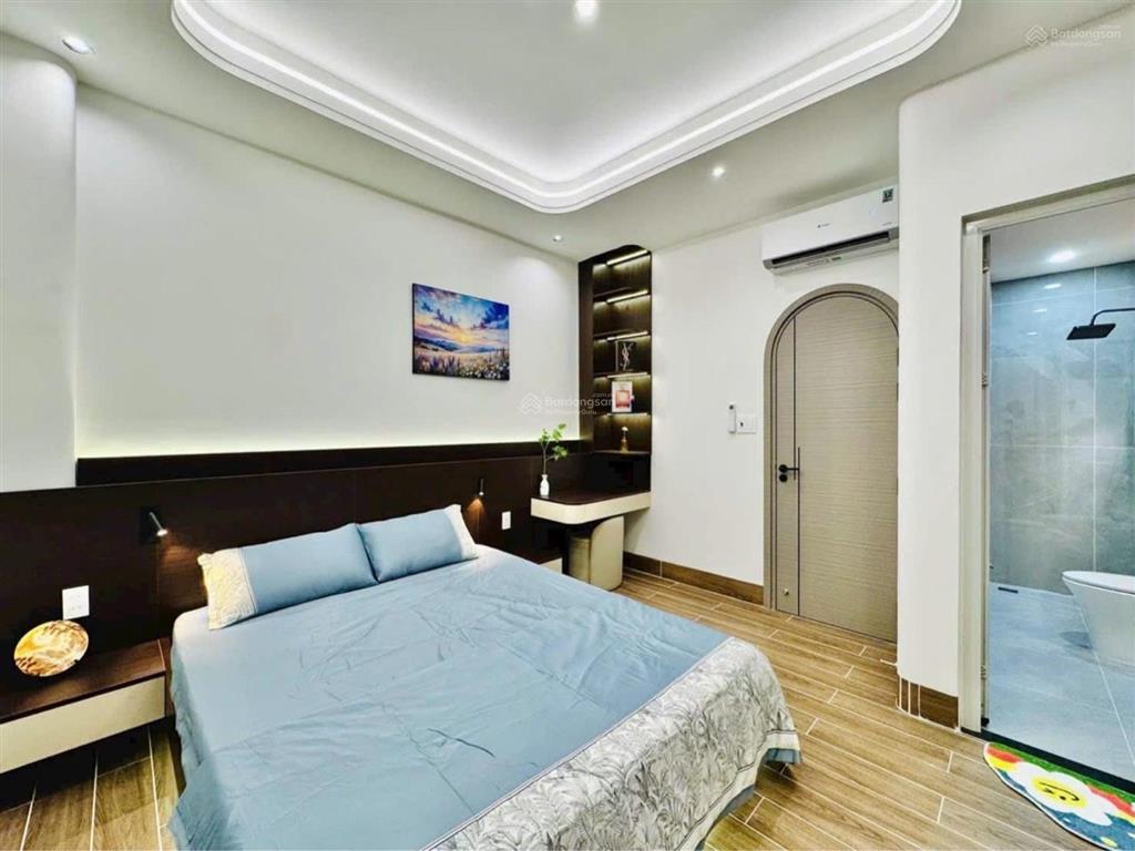 Nhà 3 lầu mới đẹp ở ngay, hẻm 4m ôtô đậu cửa, ngay bến xe miền đông