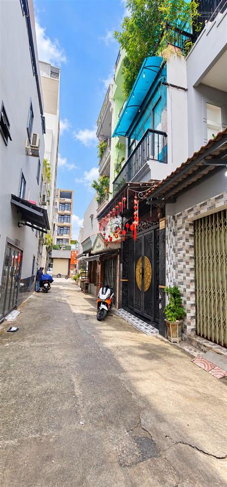 Hẻm xe tải sát mặt tiền, vừa ở vừa kinh doanh, hiếm, ngay ngã 4 hàng xanh