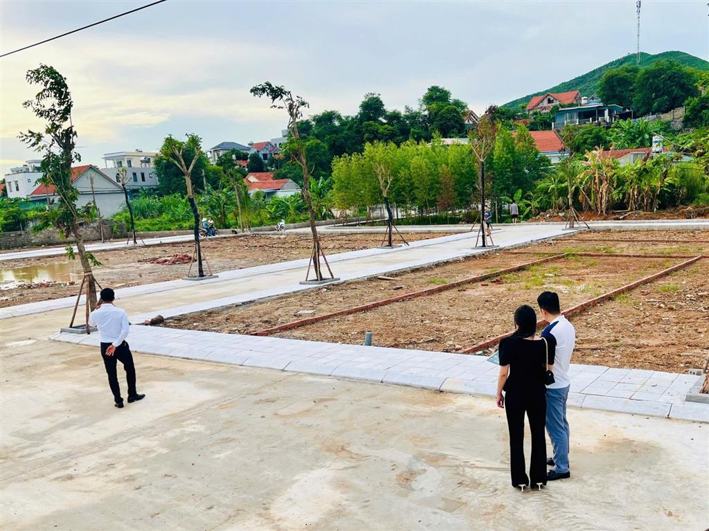 Bán lô góc 2 mặt tiền rộng thoáng. sổ đỏ trao tay. đất nền phân lô tại hạ long xanh