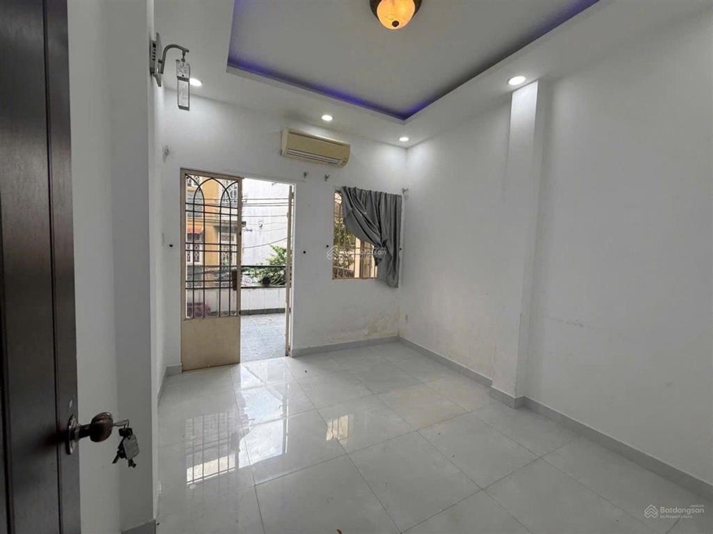 Xe hơi vào nhà tại phú nhuận. nhà 3 tầng, ~4m x 13m. giá 8,6 tỷ
