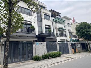 Bán biệt thự ngoại giao đoàn  dt 240m2  mt 12m  84 tỷ ctl.  0979 857 ***