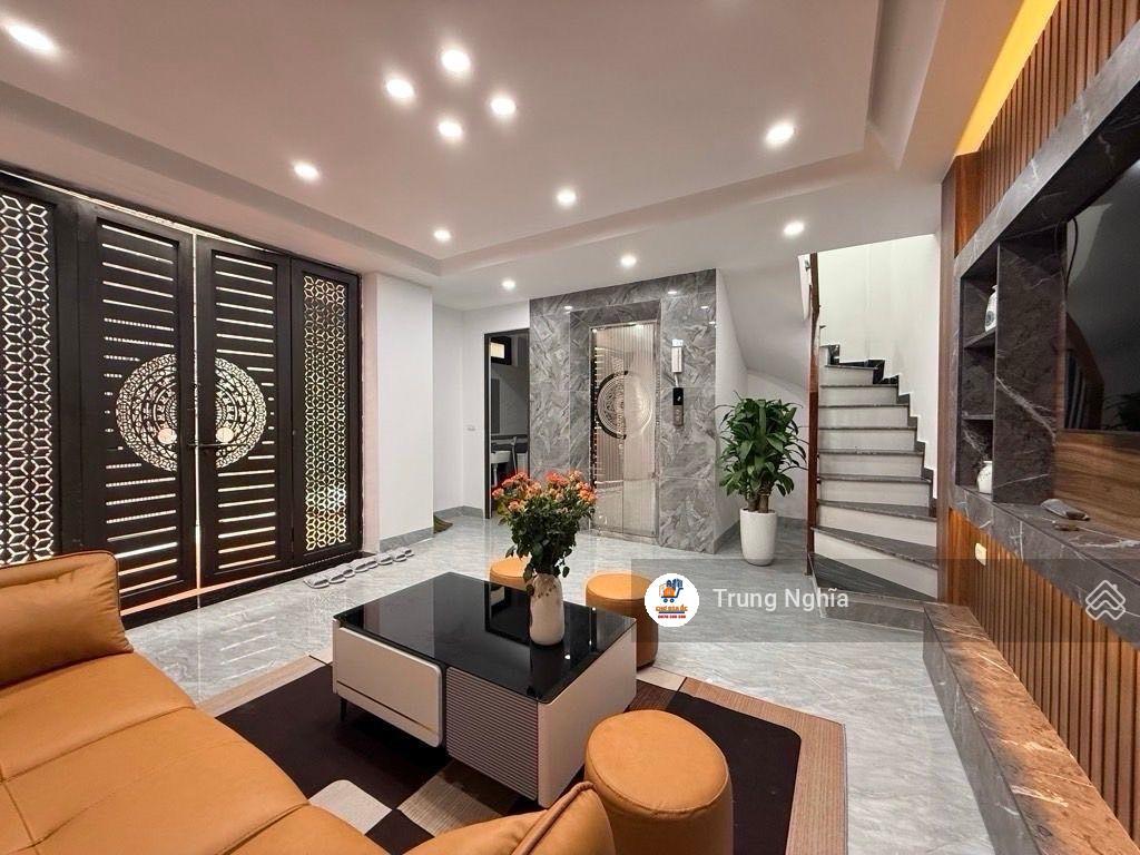 Tại phố vũ tông phan tôi đang cần bán căn nhà 35m2 x 6t xây mớithang máy giá nhỉnh 9 t