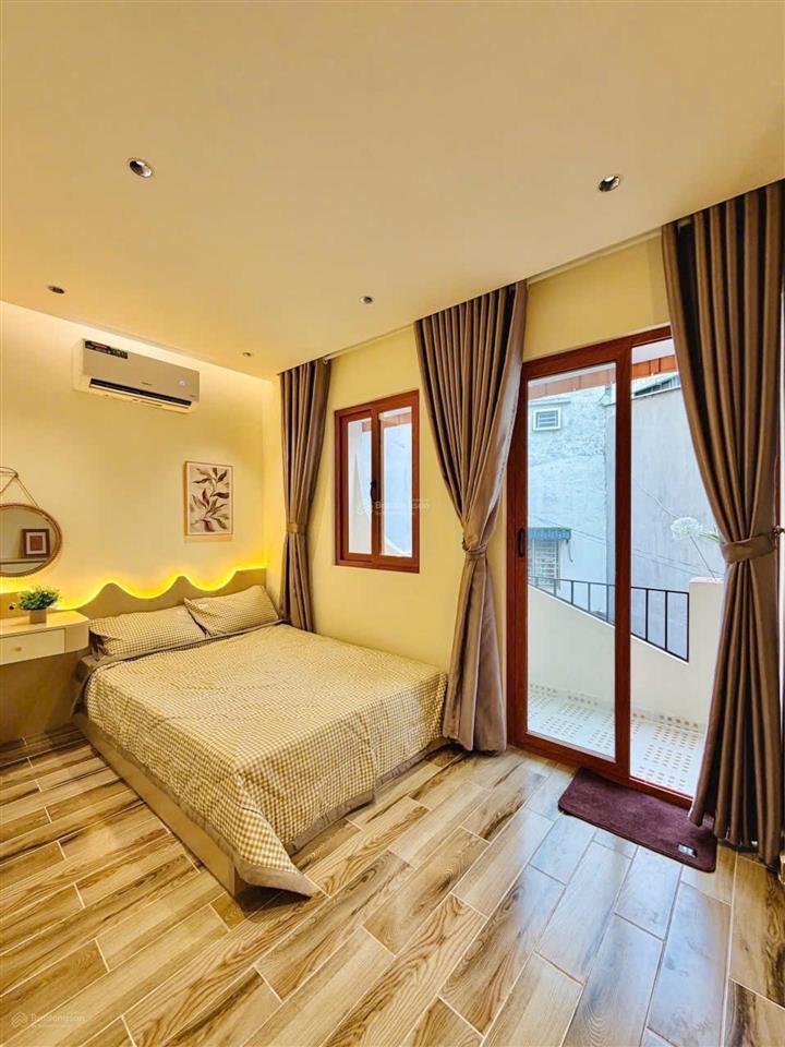 Nhà đẹp phong cách thoáng mát diện tích rộng rãi 3 phòng ngủ xe hơi đậu cửa sổ nở hậu đẹp