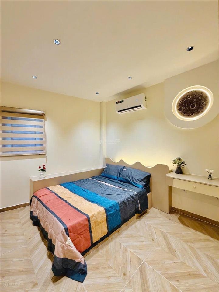 Nhà đẹp phong cách thoáng mát diện tích rộng rãi 3 phòng ngủ xe hơi đậu cửa sổ nở hậu đẹp