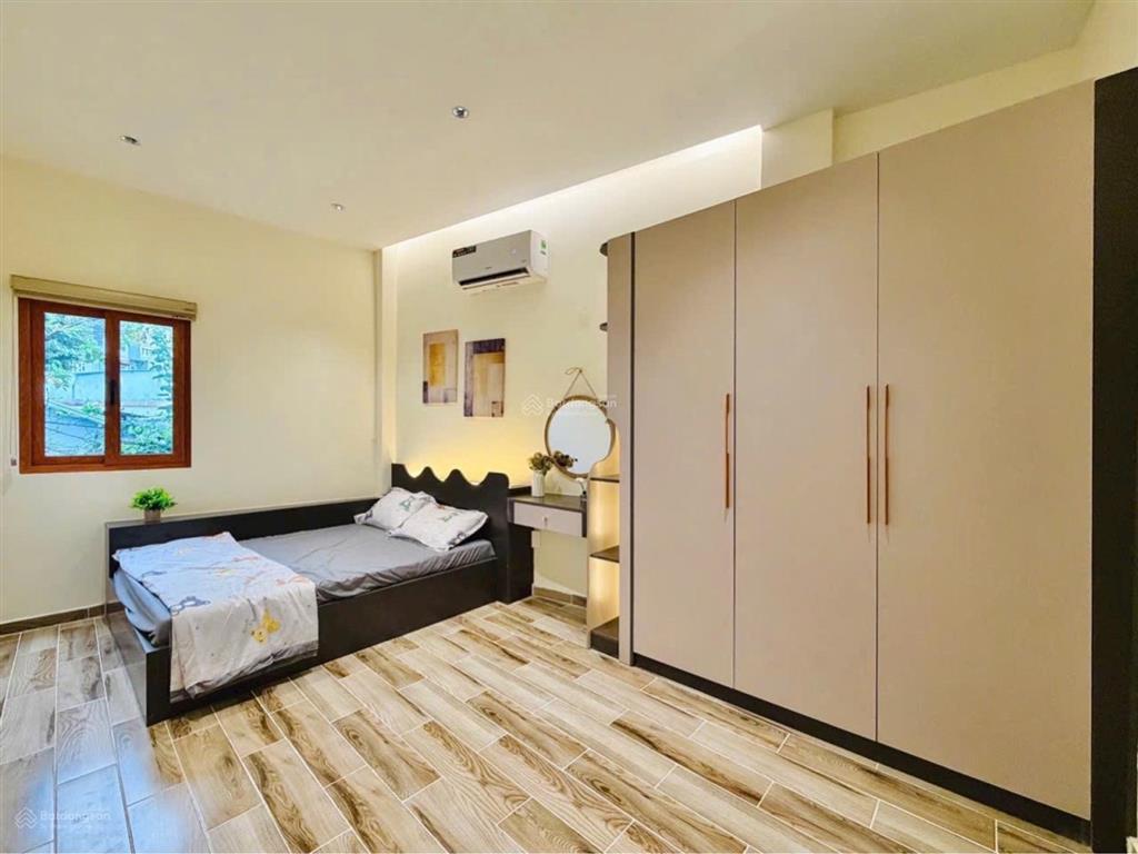Nhà đẹp phong cách thoáng mát diện tích rộng rãi 3 phòng ngủ xe hơi đậu cửa sổ nở hậu đẹp