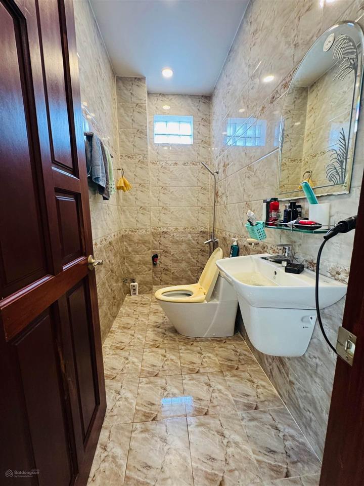 Tân bình 60m2 hxh ngủ nhà 3 tầng 4pn sát mặt tiền sổ vuông vức