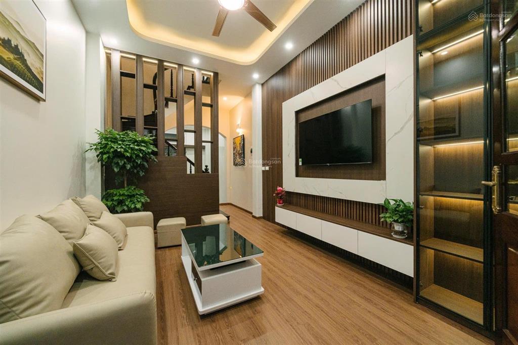 Phố nguyễn đình hoàn nhà đẹp long lanh full nội thất dt 42m 5 tầng 2 thoáng giá chỉ 14,2 tỷ