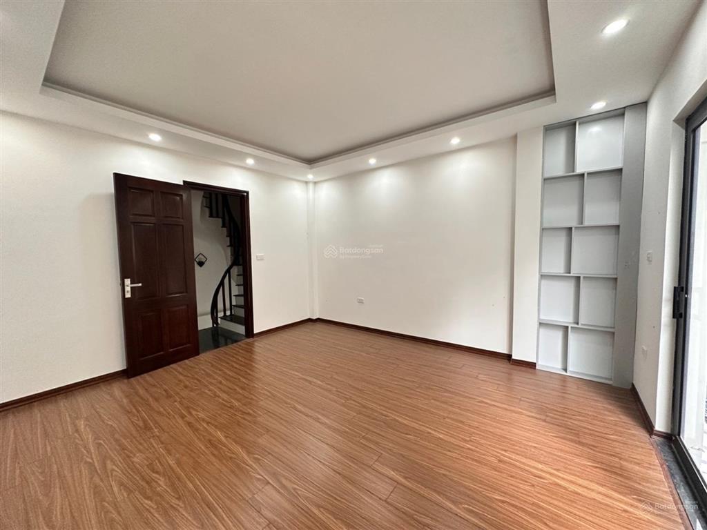 Nhà đẹp trung tâm thanh trì 5 tầng mới kính koong nhà mới xây, thiết kế hiện đại, chỉ việc