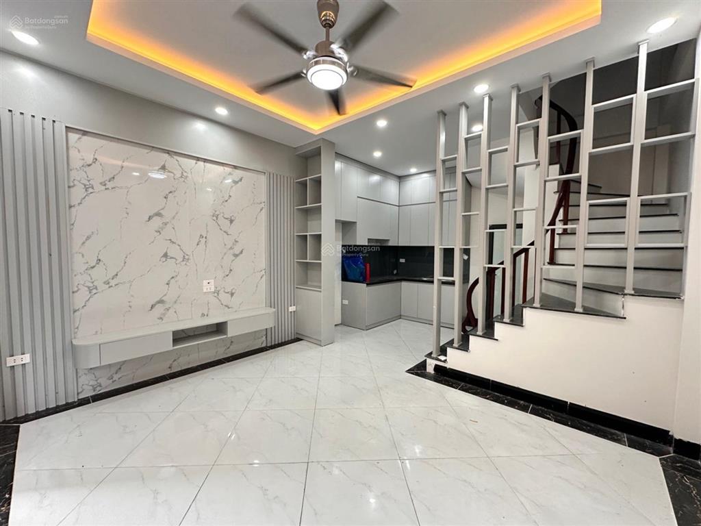Nhà đẹp trung tâm thanh trì 5 tầng mới kính koong nhà mới xây, thiết kế hiện đại, chỉ việc