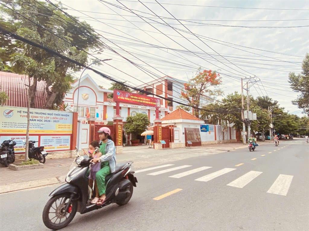 Ngay trường ngô thời nhiệm  2 tầng  dt 4,5x16  đường 7m thông  hồ bá phấn, q9  chỉ 9,x tỷ