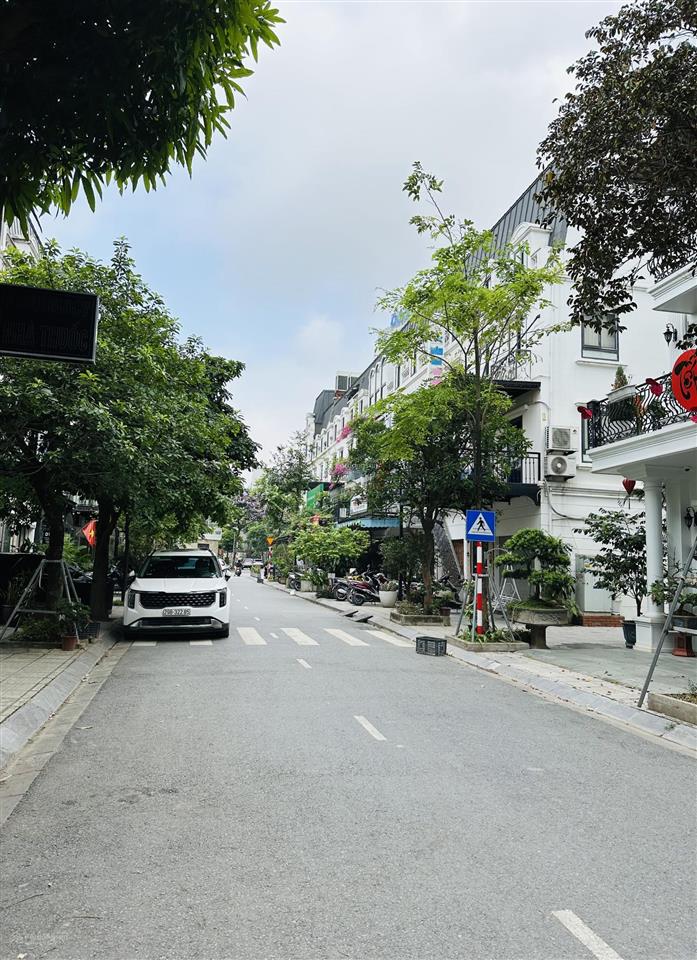 Bán nhà lacasta văn phú q.hà đông hai mặt tiền rộng thoáng  ô tô dừng đỗ  75m2 mt 5m  24.x tỷ