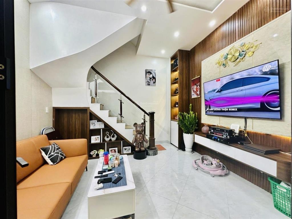 Bán nhà phố kim ngưu q. hbt 30m ra phố  ô tô vf3 đỗ cửa  23m2 6 tầng  mt 3.8m  7.x tỷ nhỏ.