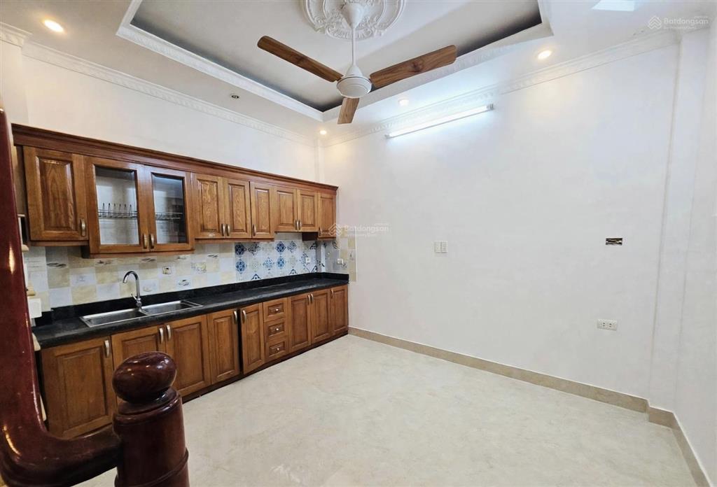 Một nhà ra phố ngay ngã tư minh khai bạch mai đại q. hbt lô góc 35m2 mặt tiền 8m hơn
10 tỷ.