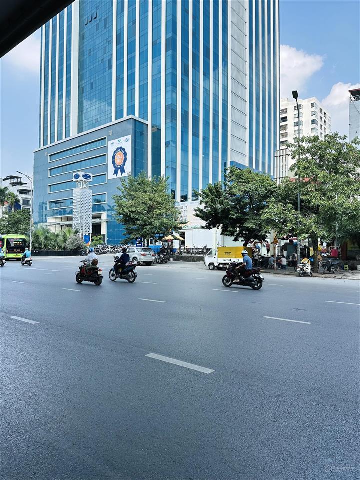 Một nhà ra phố ngay ngã tư minh khai bạch mai đại q. hbt lô góc 35m2 mặt tiền 8m hơn
10 tỷ.