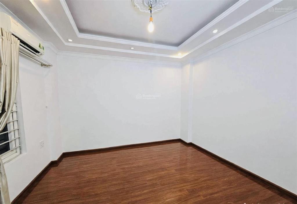 Một nhà ra phố ngay ngã tư minh khai bạch mai đại q. hbt lô góc 35m2 mặt tiền 8m hơn
10 tỷ.