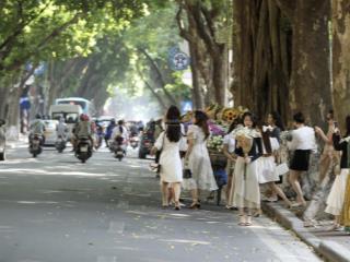 Bạn đã từng đi qua con phỗ đẹp mộng mơ nhất hà nội chưa. phan đình phùng phố 5 tầng 51m2  17 tỷ