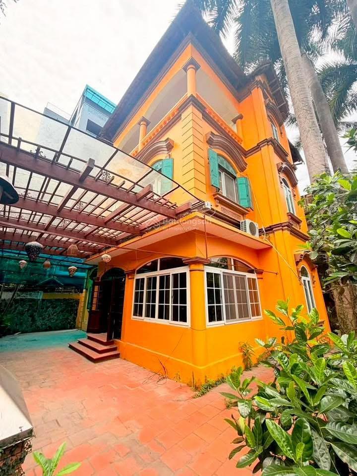 Biệt thự tây hồ  2 ô tô đỗ trong sân vườn. dt 225 m2 / 3 tầng / 100 tỷ