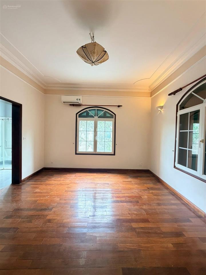 Biệt thự tây hồ  2 ô tô đỗ trong sân vườn. dt 225 m2 / 3 tầng / 100 tỷ