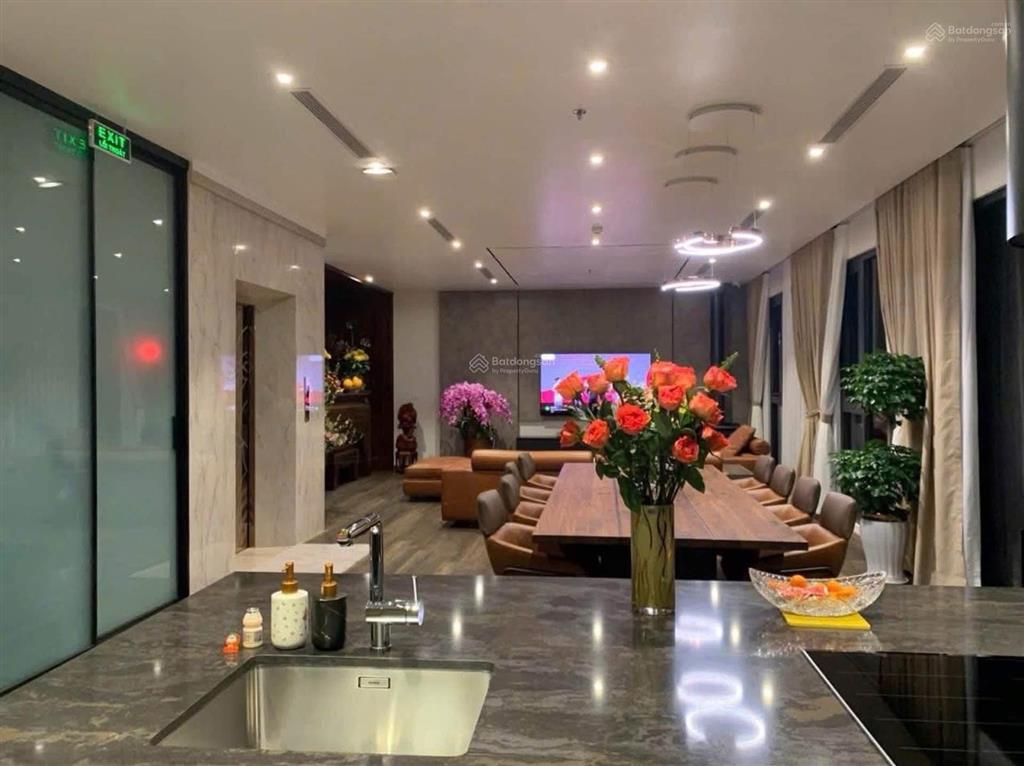 Nhà dòng tiền  view hồ tây  dt 136m2 / 8 tầng / 45 tỷ